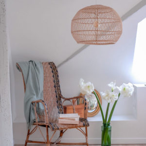 Suspension en rotin Dine dans une chambre