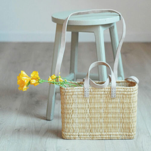 Petit panier en roseau dans une maison