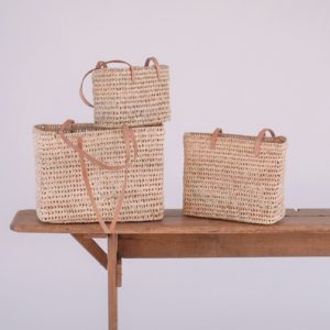 Panier tressé rectangulaire sur un banc