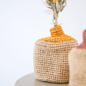Détail vase en raphia jaune