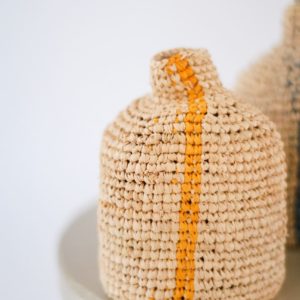 Détail vase en raphia jaune