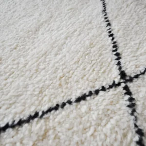 zoom sur les motifs du tapis beni ouarain format 81x293cm