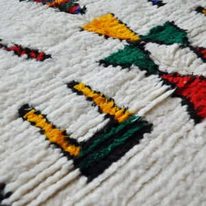 zoom sur les motifs colorés du tapis azilal dimension 90x141cm