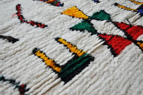 zoom sur les motifs colorés du tapis azilal dimension 90x141cm