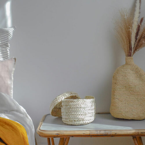 Boîte ronde avec couvercle dans une chambre