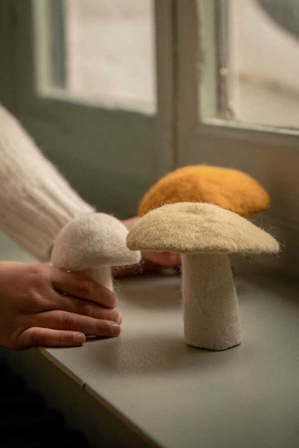 champignon beige en feutre de laine fait main