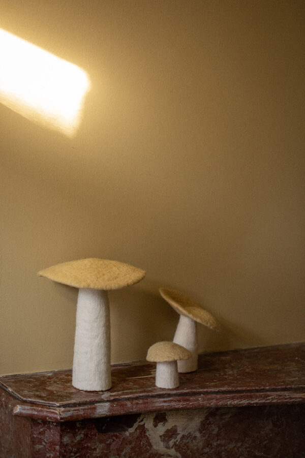 champignon beige en feutre de laine artisanat