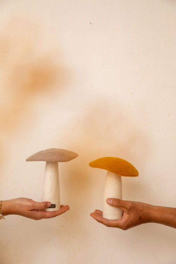 champignon doré fait main en feutre de laine