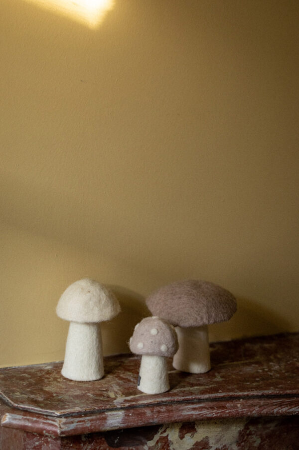 champignon dotty gris en feutre de laine