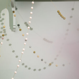guirlande malla perles en feutre de laine blanc