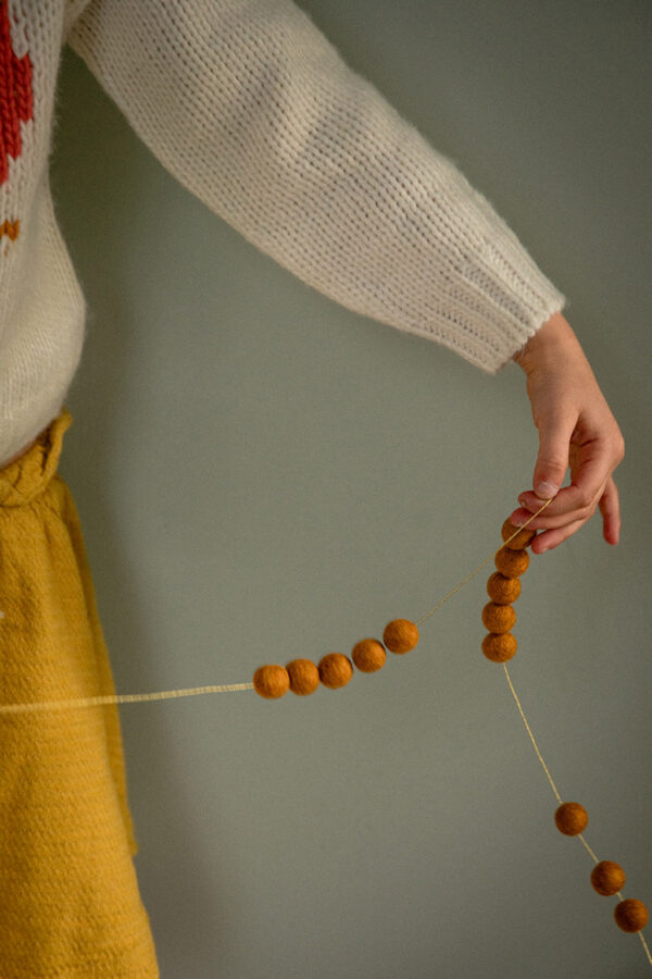 guirlande malla perles dorées fait main en feutre de laine