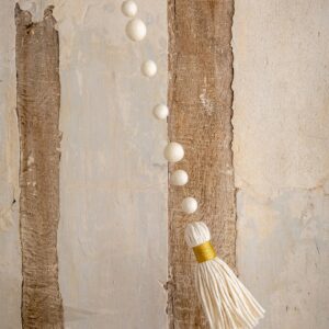 suspension perles et pompon blanc en feutre fait main
