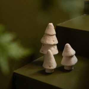 Sapin en feutre de laine blanc fait main