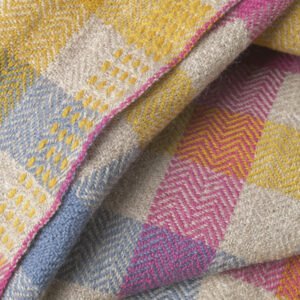 coussin en laine à carreaux multicolore détail