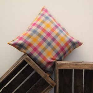 coussin en laine à carreaux multicolore vue de face