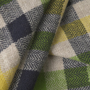 coussin en laine à carreaux jaune vert bleu
