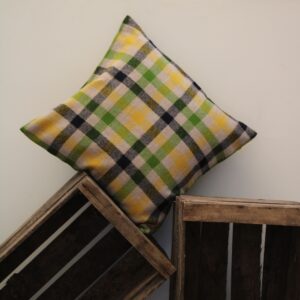coussin en laine à carreaux jaune vert bleu vue de face