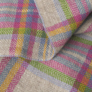 coussin en laine rose artisanal détail