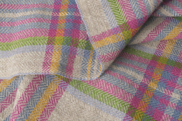 coussin en laine rose artisanal détail