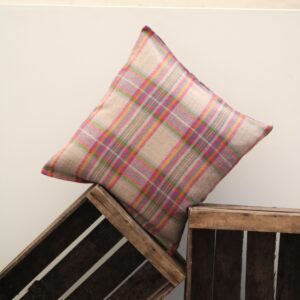 coussin en laine rose artisanal vue de face