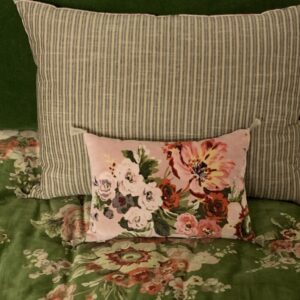 coussin 20x30 cm en velours de coton fleuri modèle orchidée