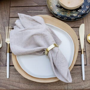 rond de serviette doré en laiton sur une table