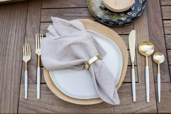 rond de serviette doré en laiton sur une table