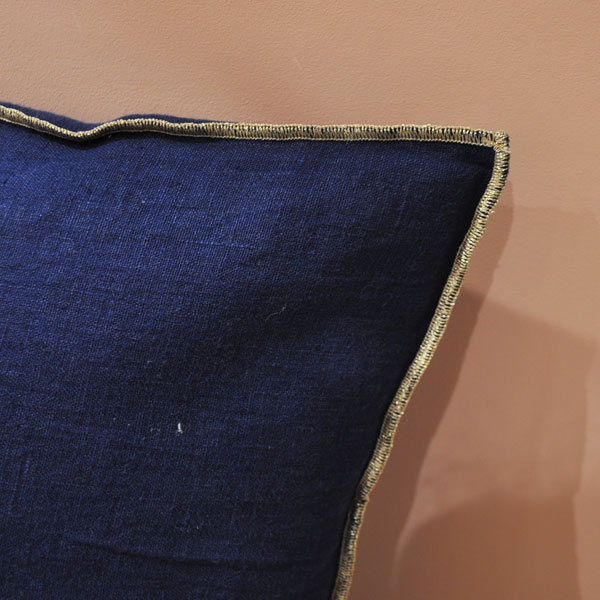 Coussin en lin lavé 45x45 cm bleu nuit fabrication française détail liseré doré