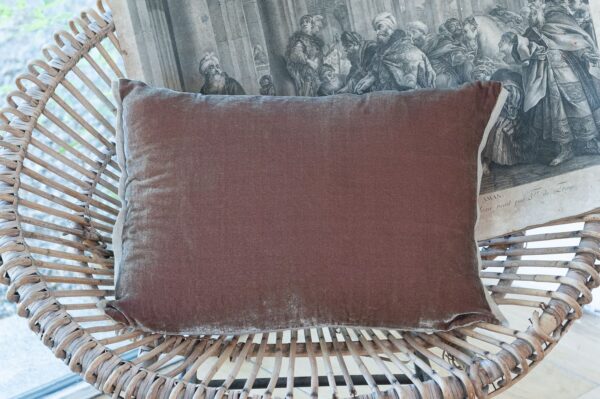 Coussin en velours de soie taupe 35x50 cm