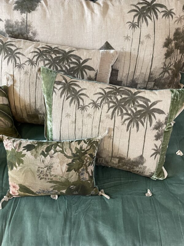 coussin en lin et velours de coton 25x35cm modèle fleur sur un canapé