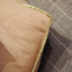 Coussin en lin lavé 45x45 cm rose poudré fabrication française détail liseré doré