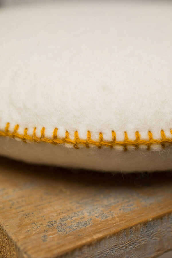 Détails coussin en feutre de laine