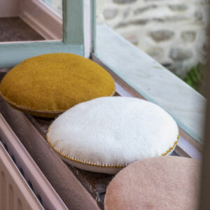 Coussin en feutre de laine couleur blanc