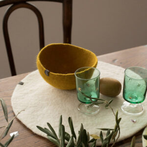 Bol en feutre de laine couleur pistache artisanal avec set de table