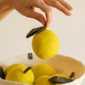 citron en feutre de laine fait à la main