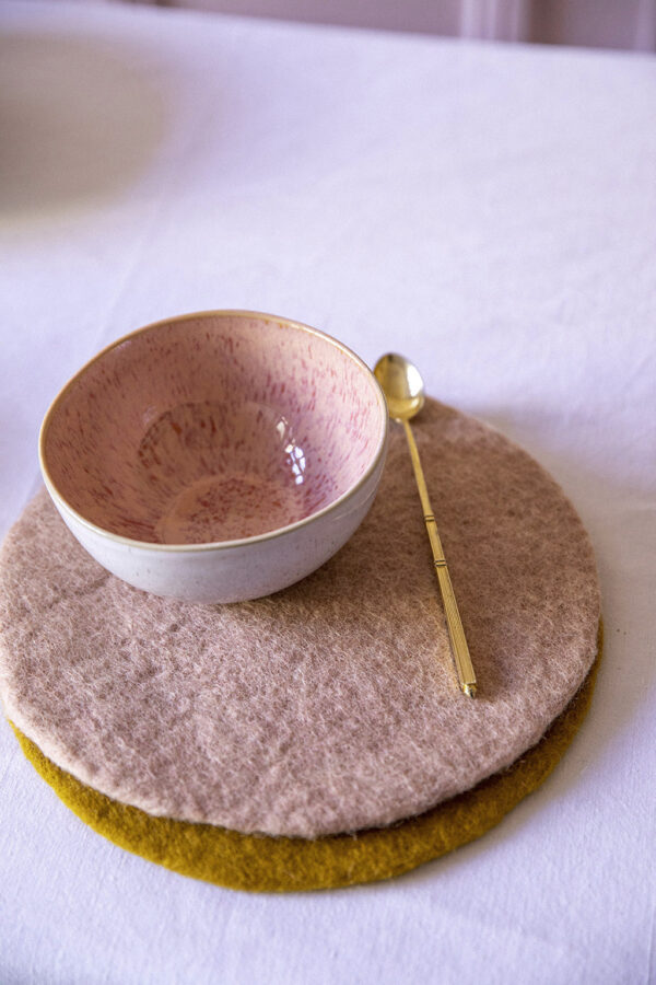 Set de table en feutre de laine fait main couleur nude