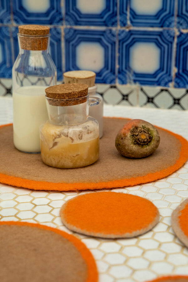 Pastille de table bicolore nude et orange en feutre de laine travail artisanal