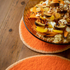 Pastille de table bicolore nude et orange en feutre de laine fait main