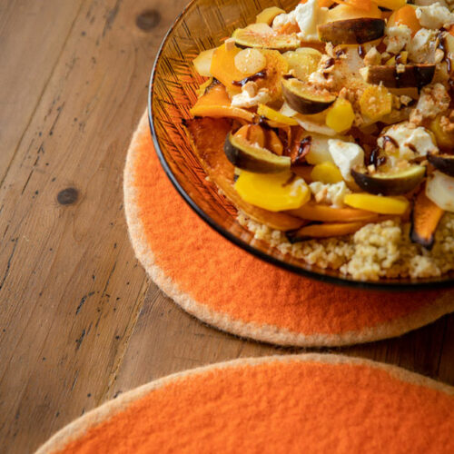 Pastille de table bicolore nude et orange en feutre de laine fait main