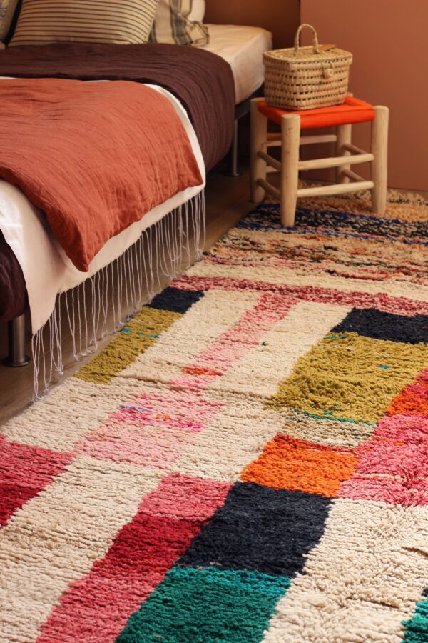 tapis boujaad - berbère coloré 164 x 270 cm - dans une chambre