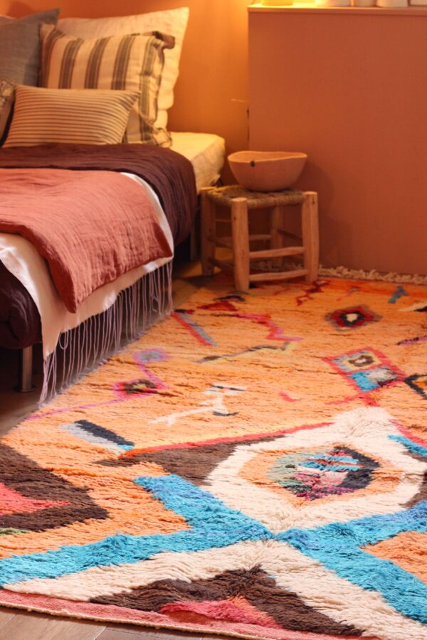 tapis boujaad - berbère coloré 165 x 263 cm - dans une chambre