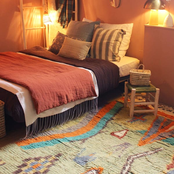 tapis boujaad - berbère coloré 165 x 270 cm - dans une chambre