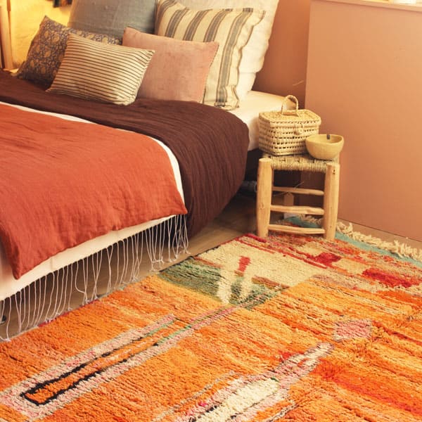 tapis boujaad - berbère coloré 166 x 275 cm - dans une chambre