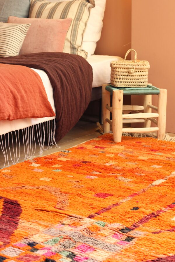 tapis boujaad - berbère coloré 170 x 270 cm - dans une chambre