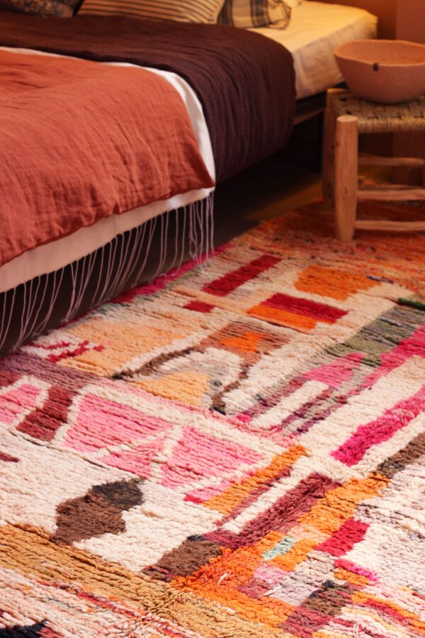tapis boujaad - berbère coloré 172 x 270 cm - dans une chambre