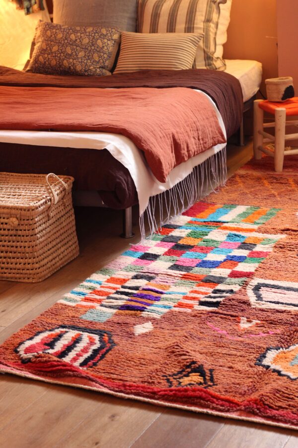 tapis boujaad - berbère coloré 173 x 274 cm - dans une chambre