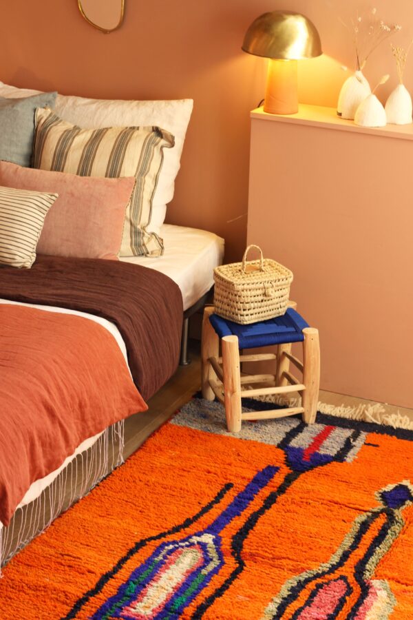 tapis boujaad - berbère coloré 175 x 278 cm - dans une chambre