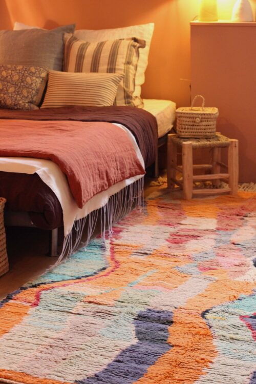 tapis boujaad - berbère coloré 178 x 262 cm - dans une chambre