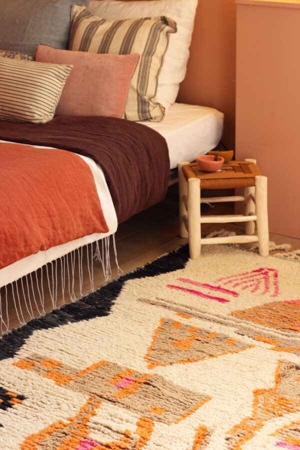 tapis boujaad - berbère coloré 179 x 265 cm - dans une chambre
