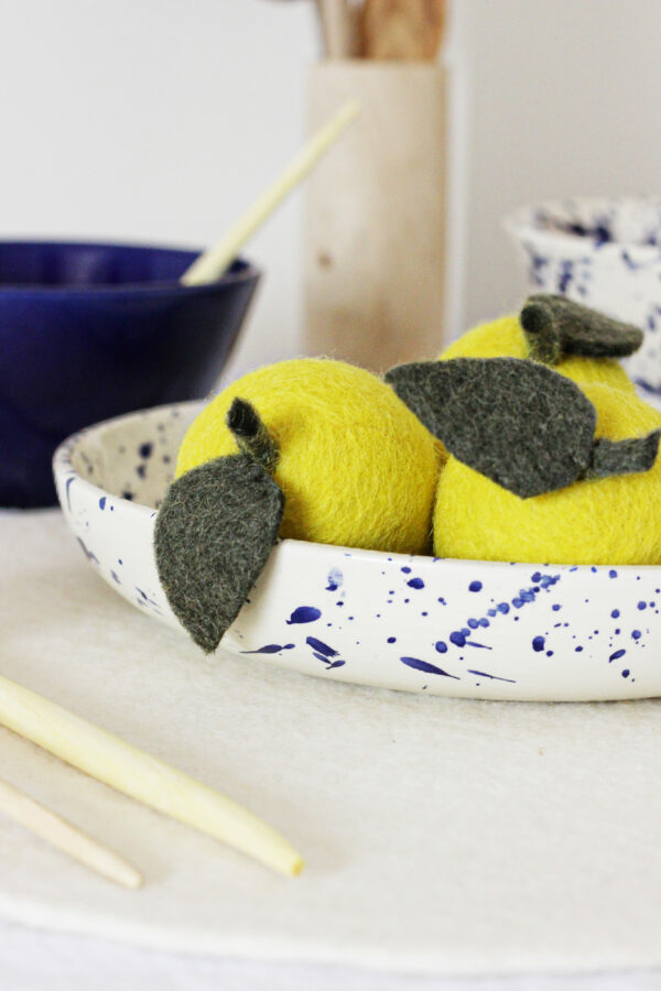 Coupe en céramique bleue fait main avec citrons détails